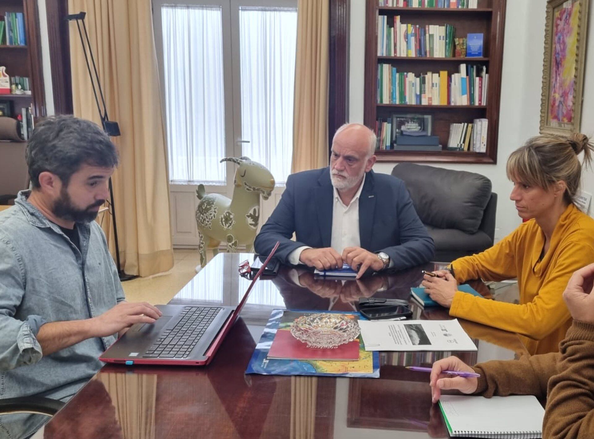 Javier Vidal con el historiador y arqueólogo Jesús Román