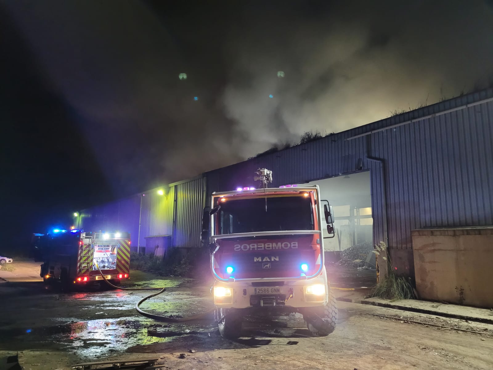 Extinción del incendio en un astillero