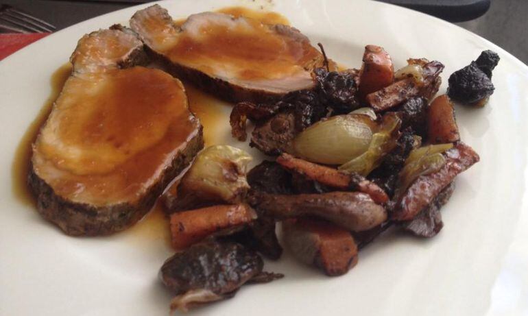 Lomo de cerdo a baja temperatura con salsa de naranja y verduras.