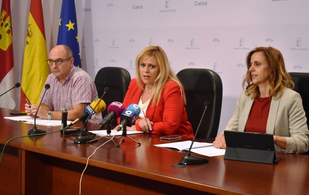 En el centro de la foto, María Ángeles Martínez, delegada de la Junta en Cuenca.