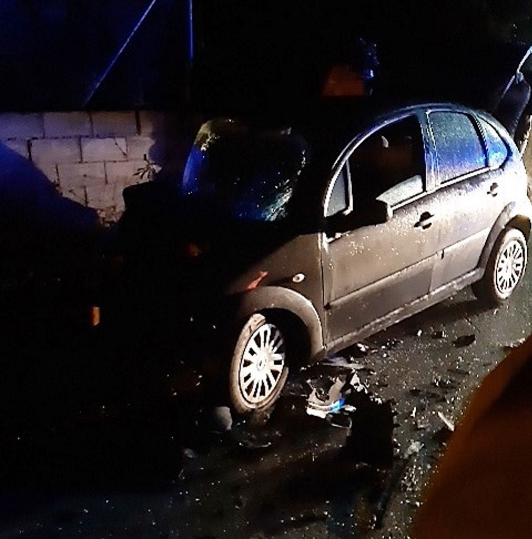 Uno de los ocupantes del vehículo quedó atrapado y tuvo que ser excarcelado por los bomberos