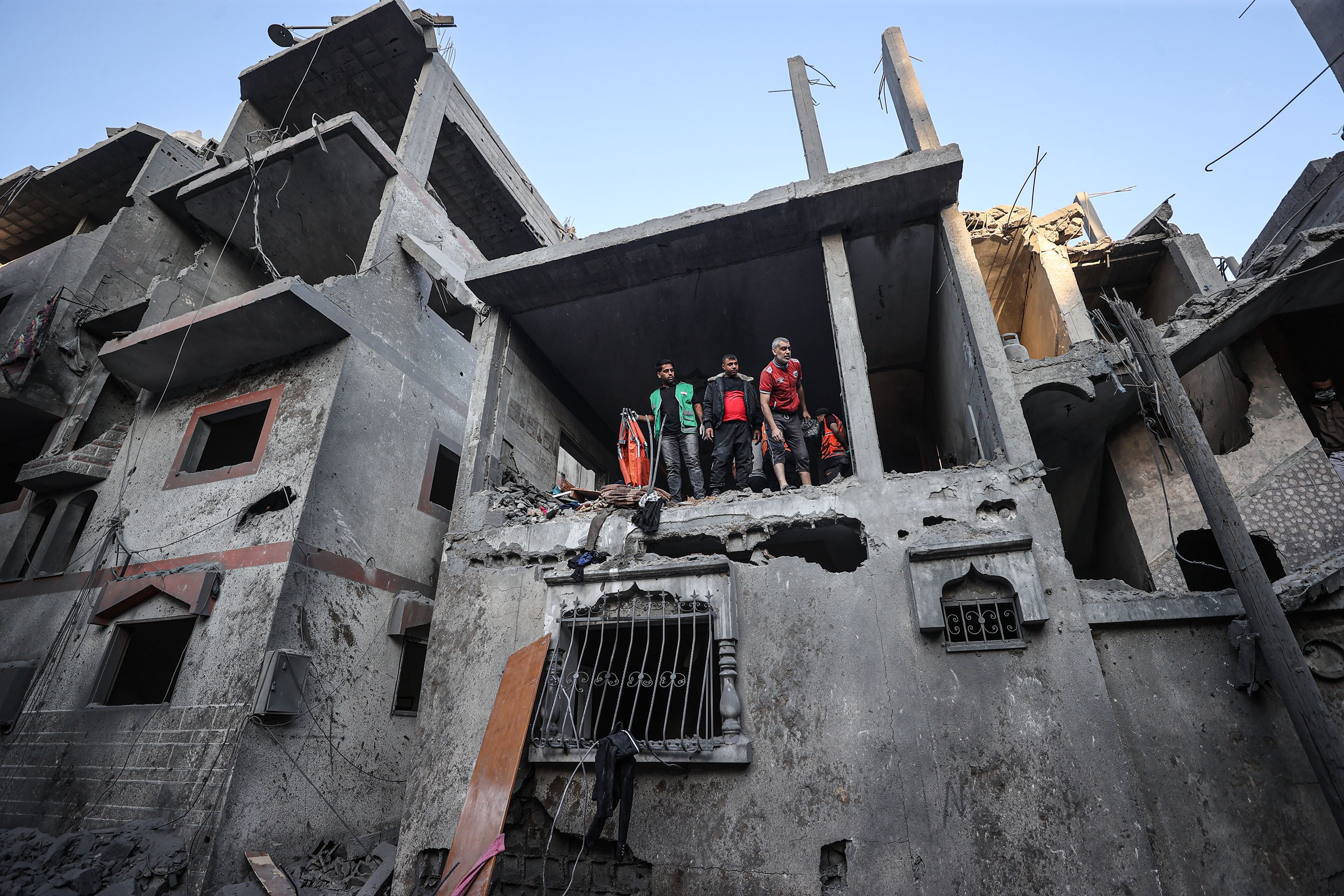 Residentes en Gaza buscan a supervivientes en los escombros de edificios destruidos por los ataques de Israel en Jan Yunis