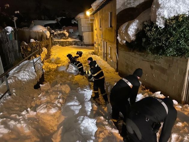 Miembros de la Unidad Militar de Emergencias durante los trabajos este fin de semana en Villablino y zonas aledañas.