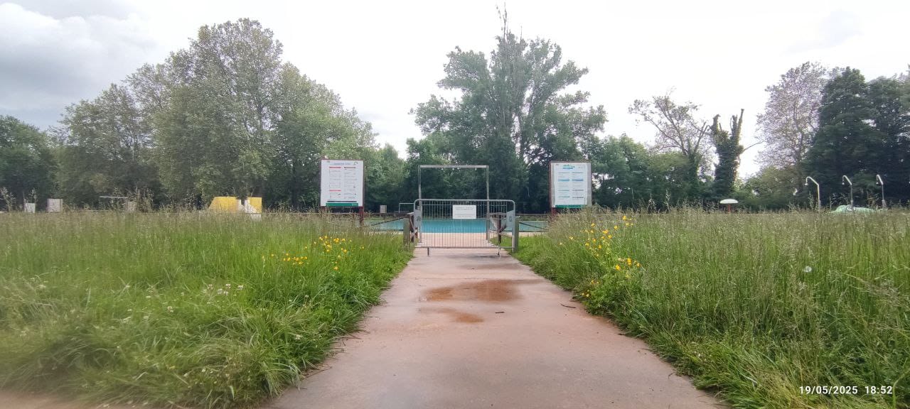 Estado actual de las piscinas de Gamarra, por la huelga de jardineros de Vitoria.