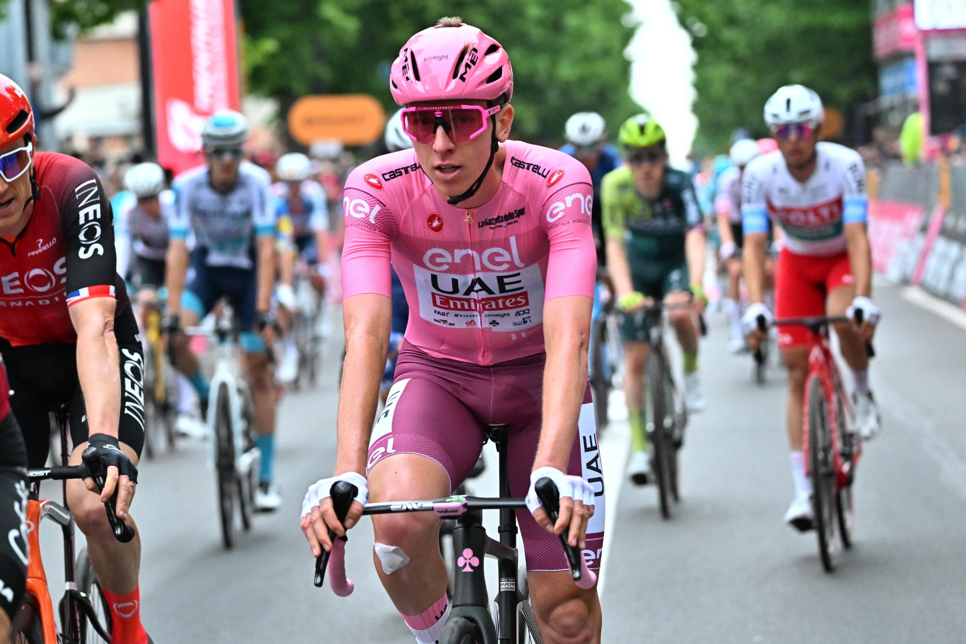 Tadej Pogacar viste la maglia rosa del Giro