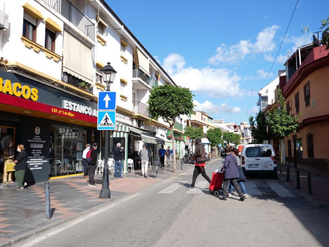 Calle La Unión. La acera izquierda pertenece a Mijas y la derecha a Fuengirola