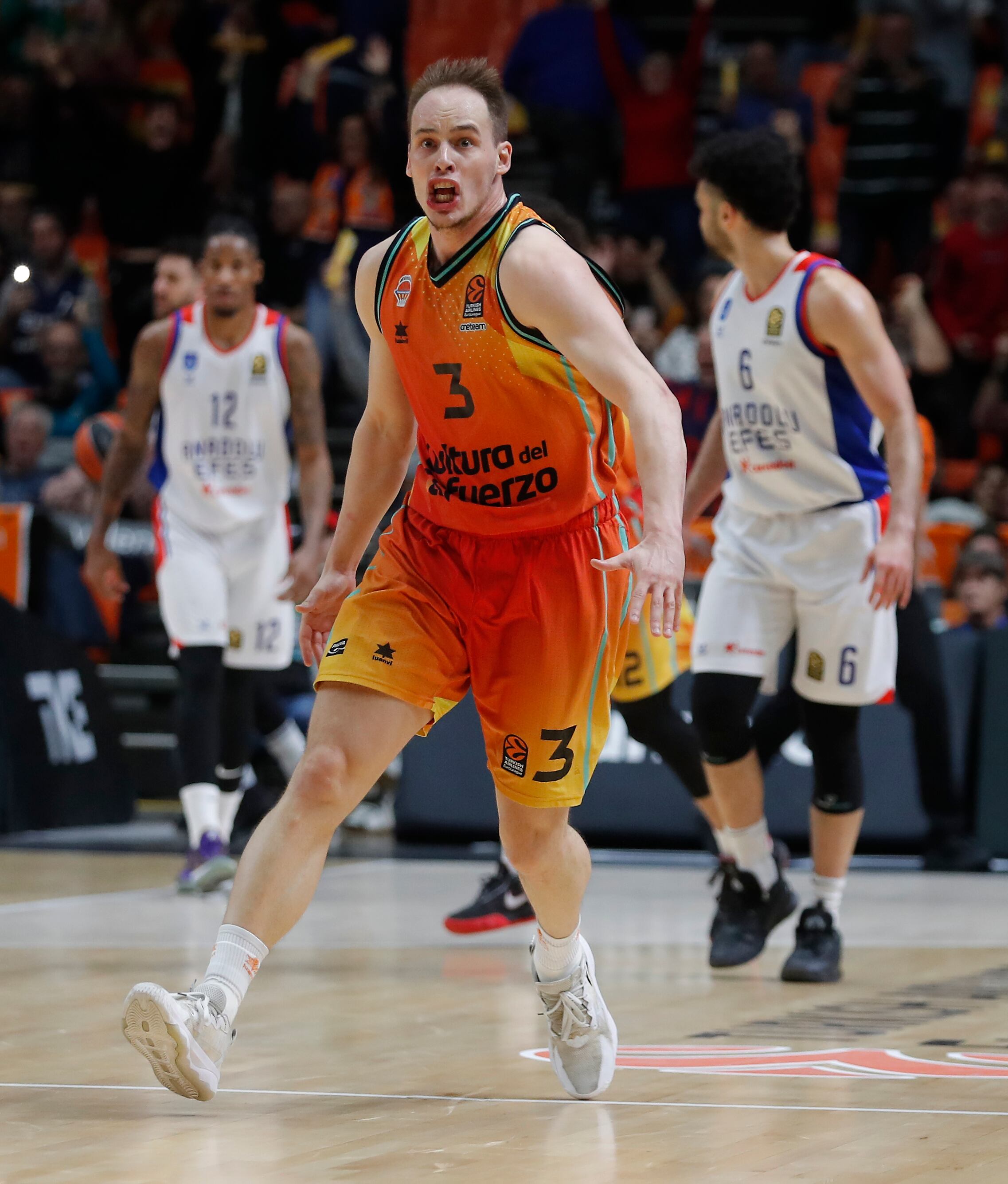 VALENCIA, 11/01/2023.- El jugador del Valencia Klemen Prepelic celebra una canasta, durante el partido de la jornada 18 de la Euroliga de baloncesto disputado hoy miércoles en el pabellón de la Fuente de San Luis de Valencia entre Valencia Basket y Anadolu Efes. EFE/Miguel Ángel Polo