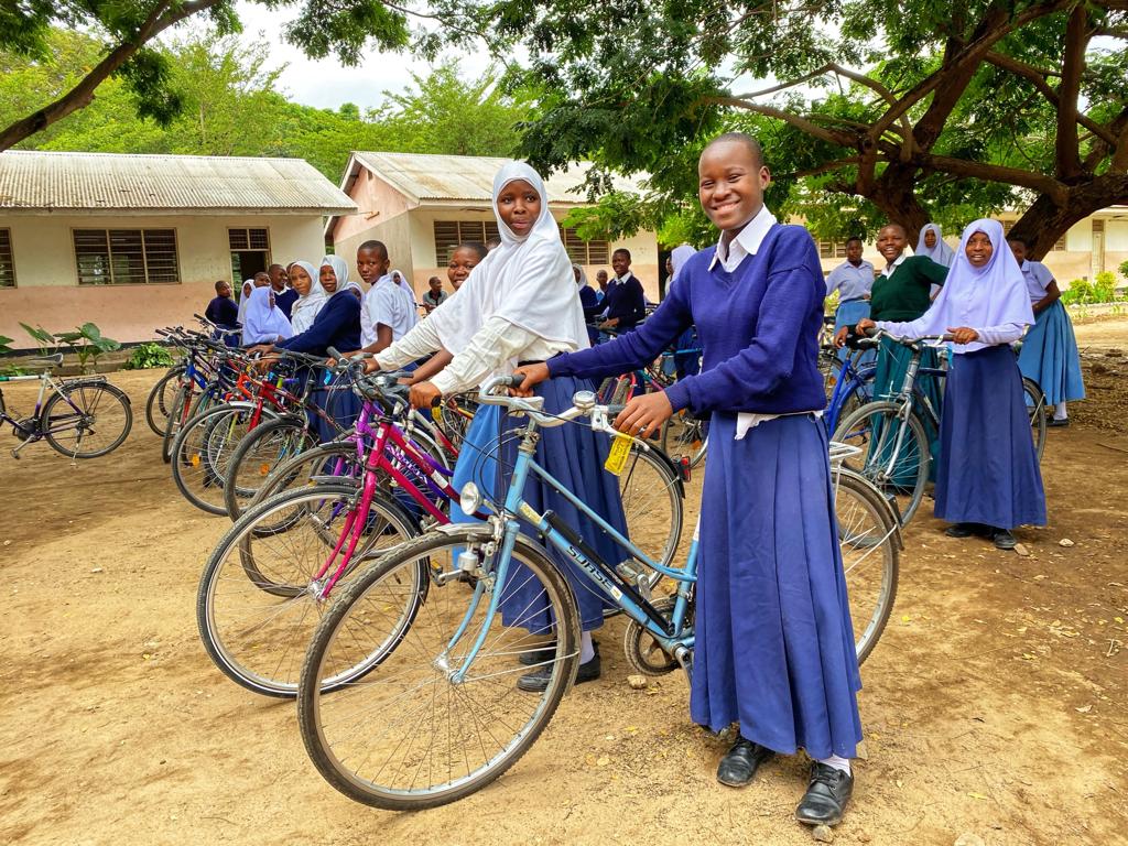 Un grupo de niñas con las bicicletas donadas