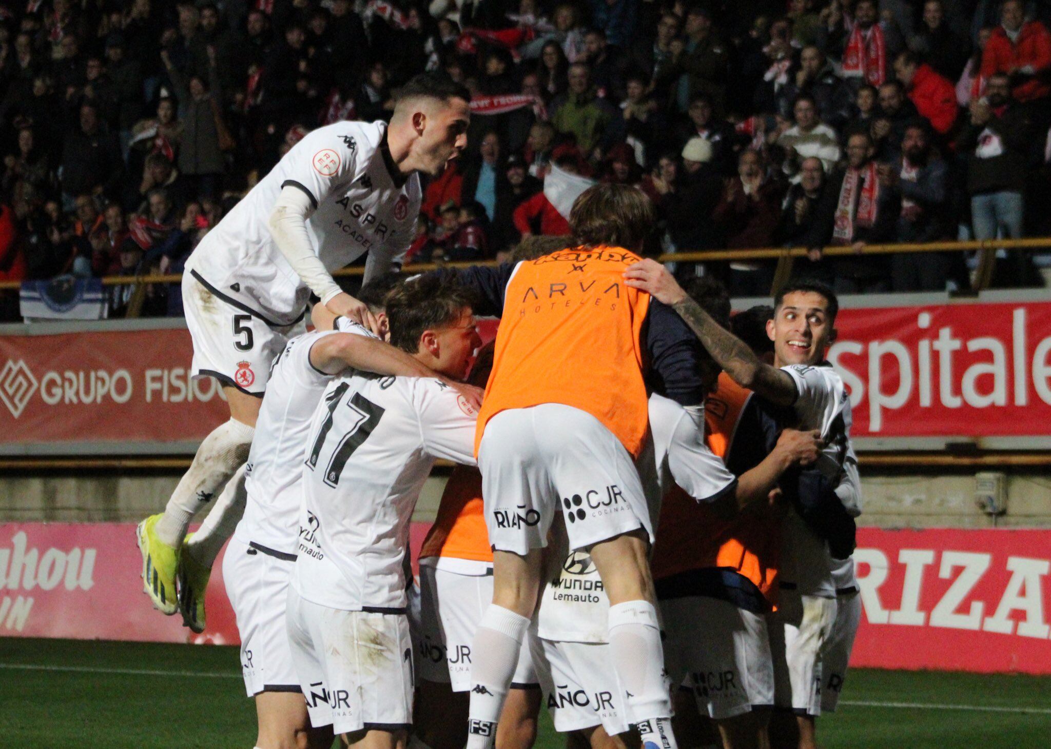 Los jugadores de la Cultural celebran un gol