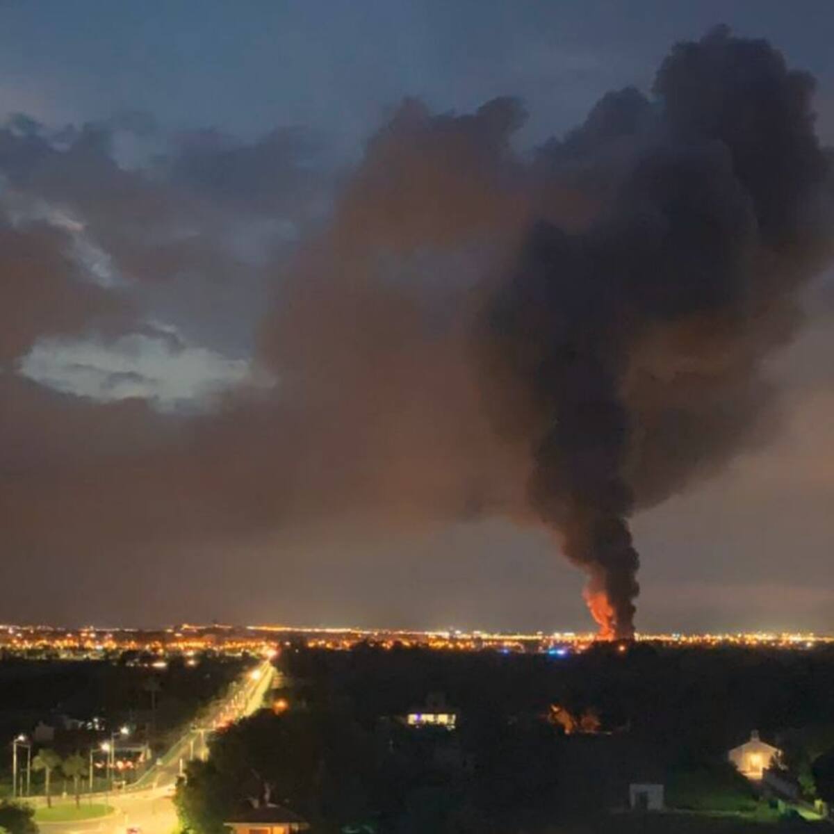 Un incendio industrial afecta a un almacén de cítricos en Borriana