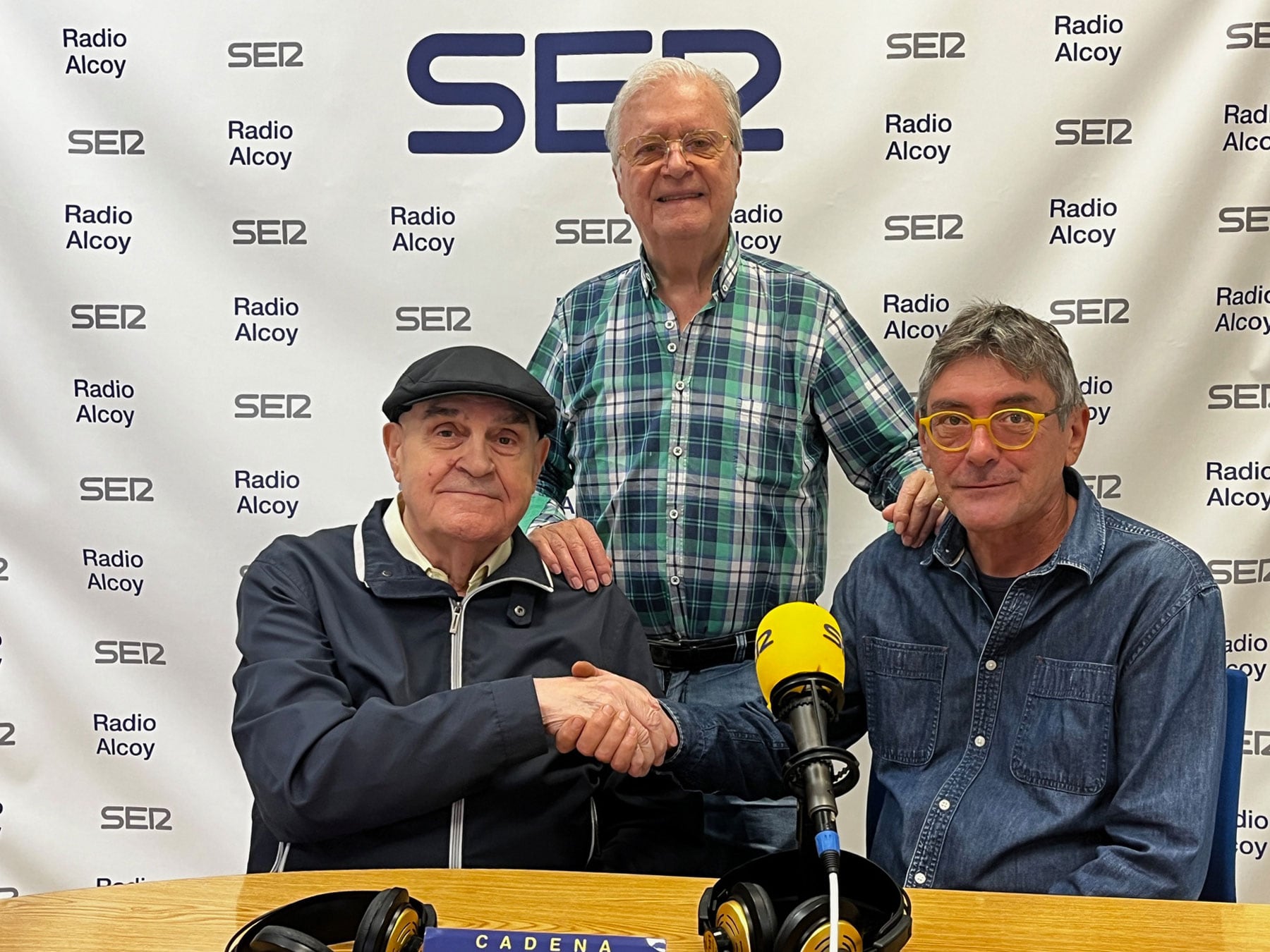 Francisco Carchano y Ximo Canet, junto a Paco Aznar, en el estudio central de Radio Alcoy