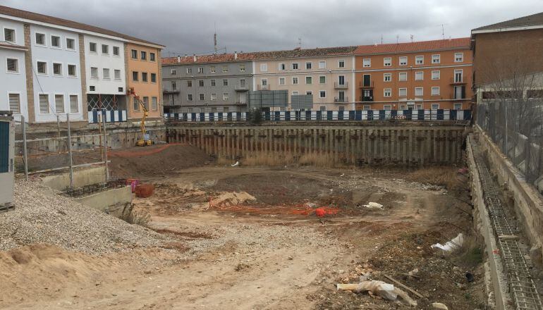 Obras interrumpidas en el aparcamiento de la calle Astrana Marín de Cuenca.