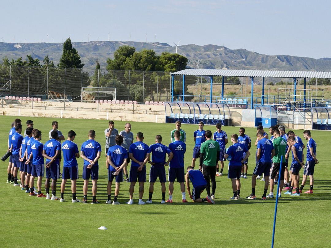 La plantilla del Real Zaragoza escucha las órdenes de Víctor Fernández