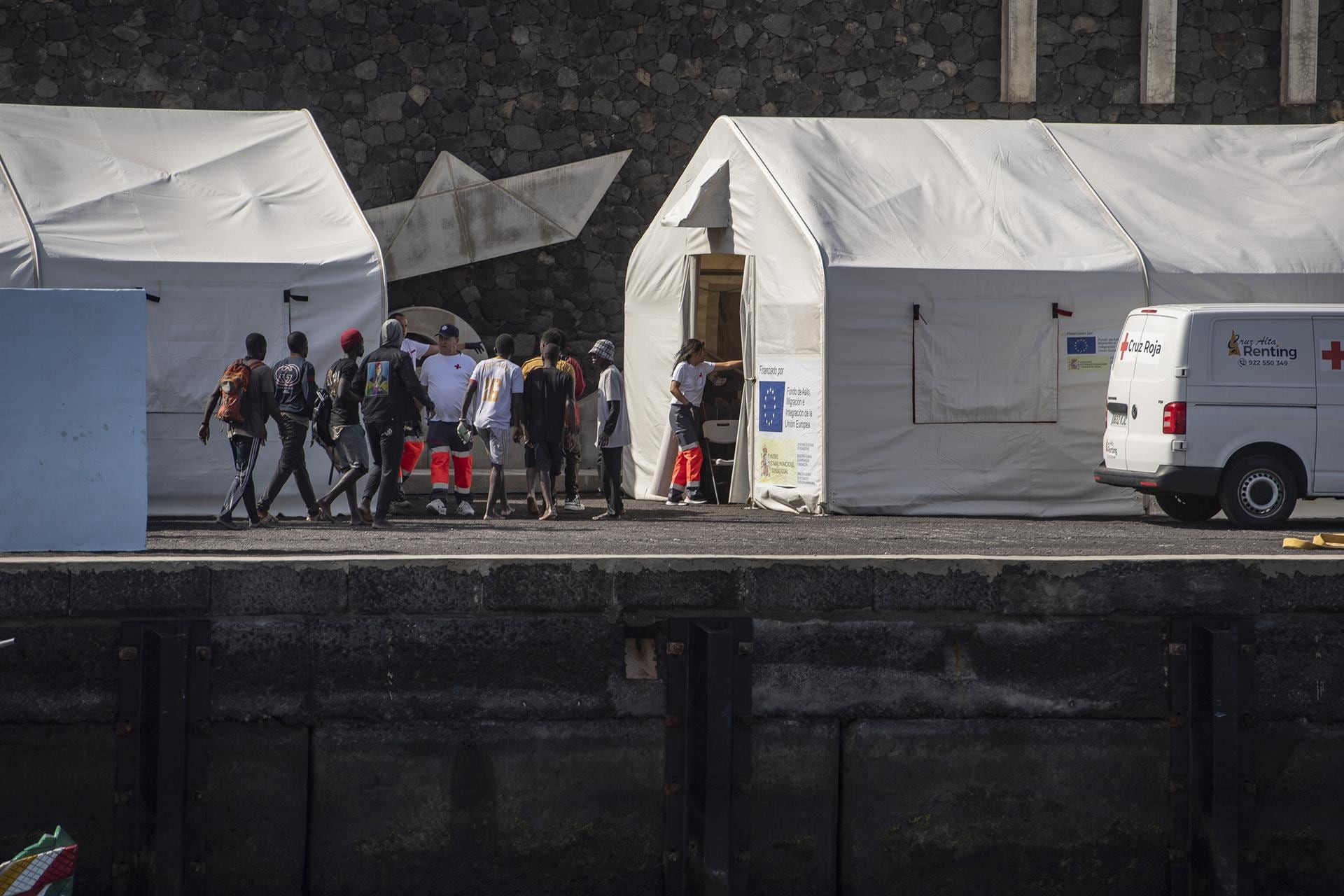 Salvamento Marítimo rescatando migrantes en la costa canaria