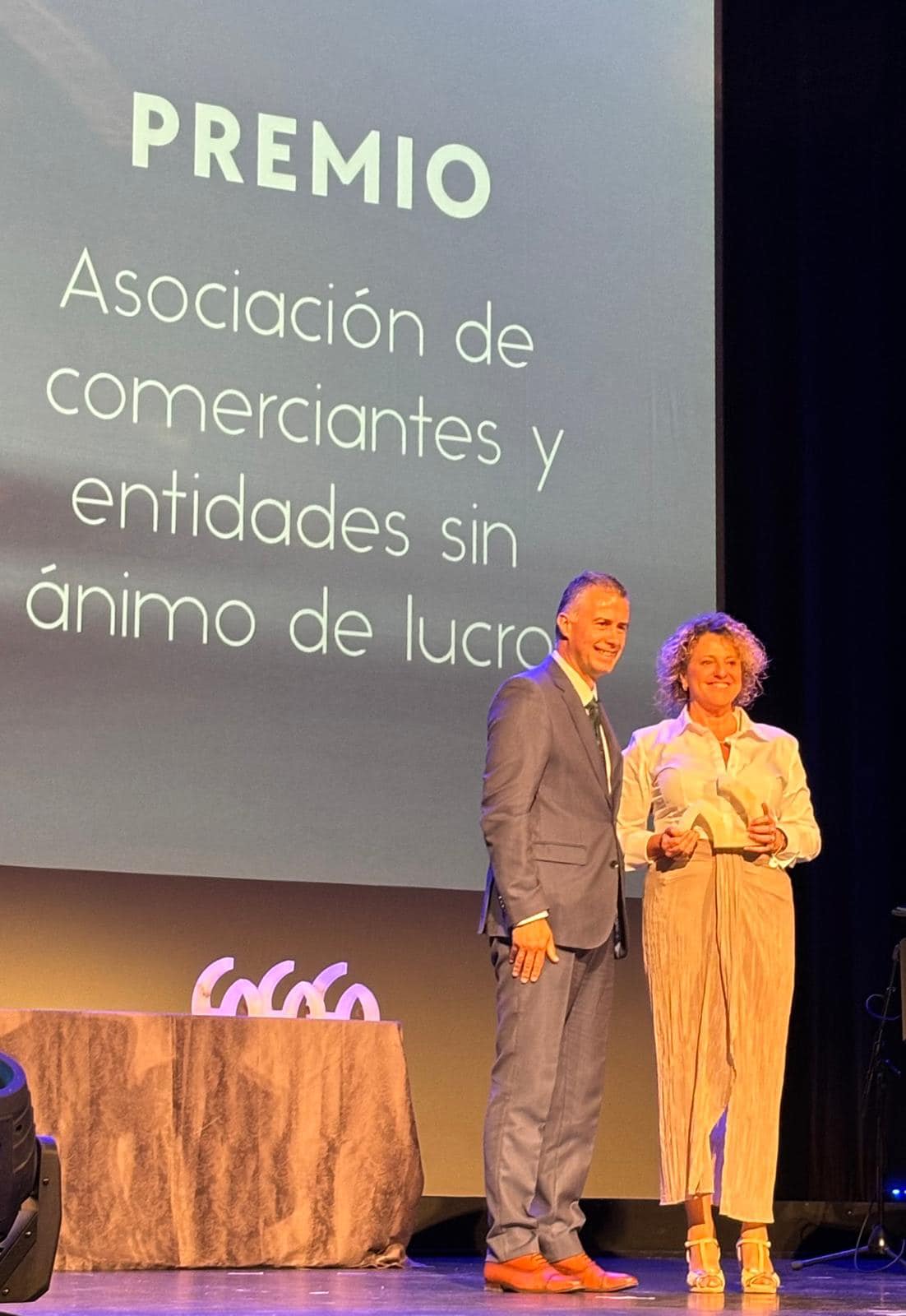 Marian Bandres estuvo acompañada en el escenario del Teatro Principal por el Alcalde de Jaca, Carlos Serrano