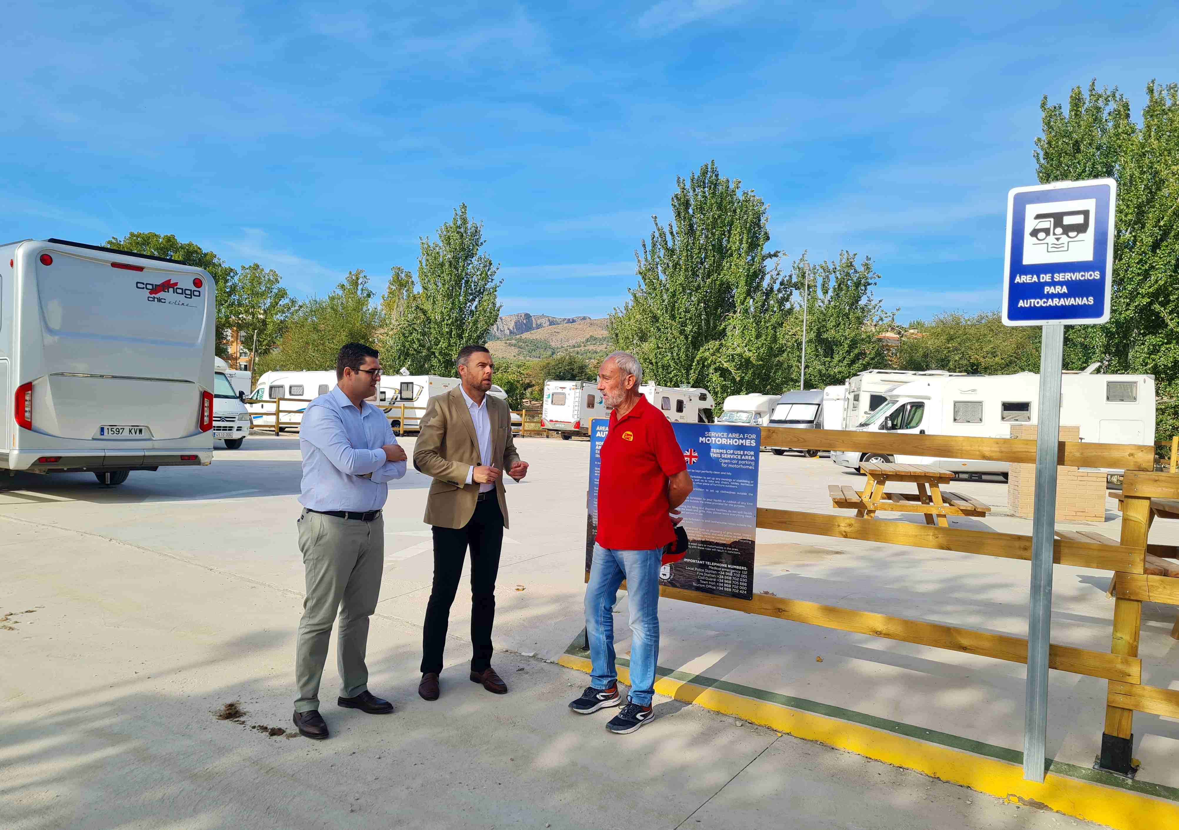 El alcalde, Jose Francisco García, junto con el concejal de Turismo, José Carlos Gomez y José Lucas, presidente de Ac-Mur