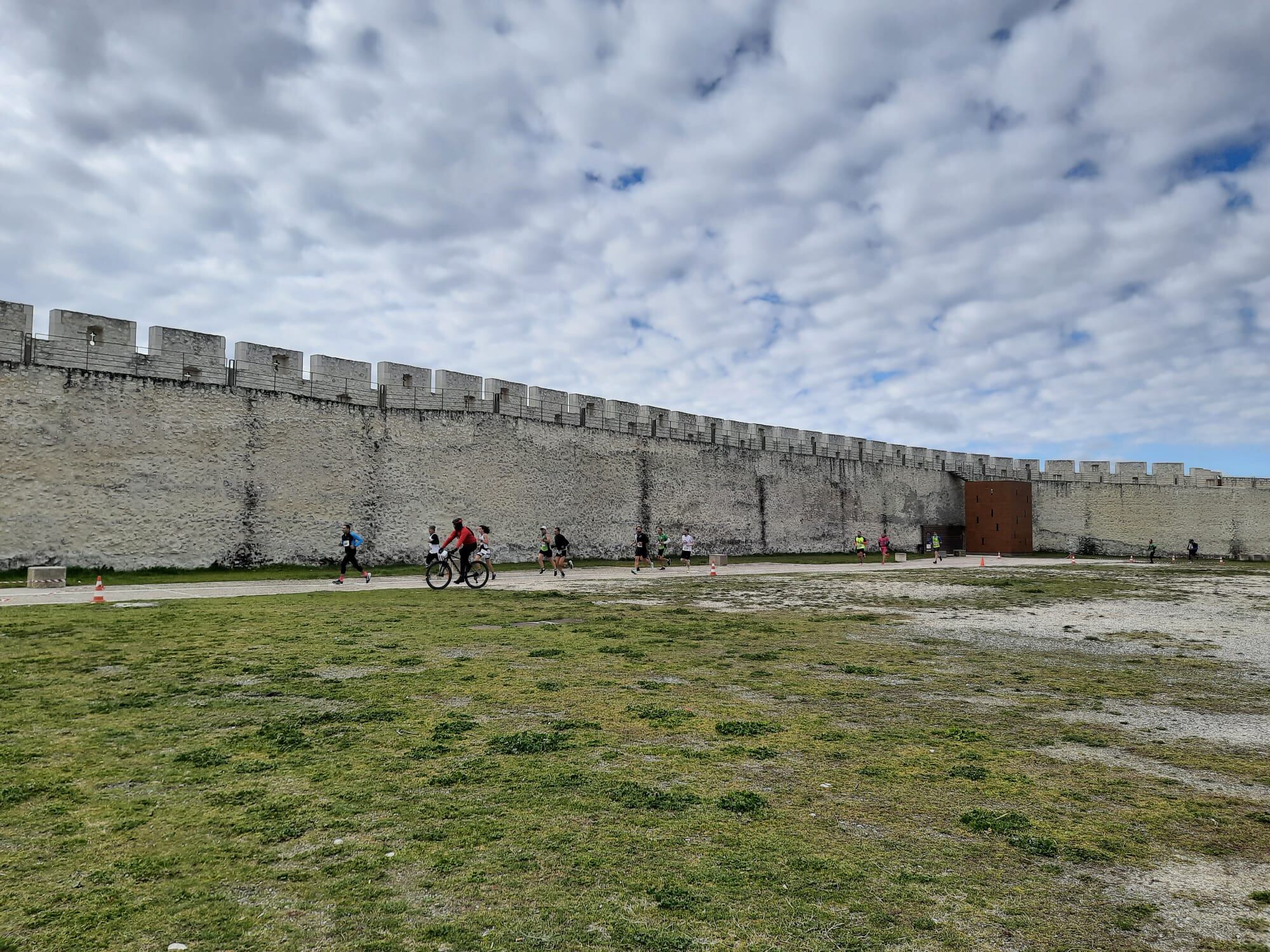 Carrera Murallas de Cuéllar 2022 a su paso por las murallas