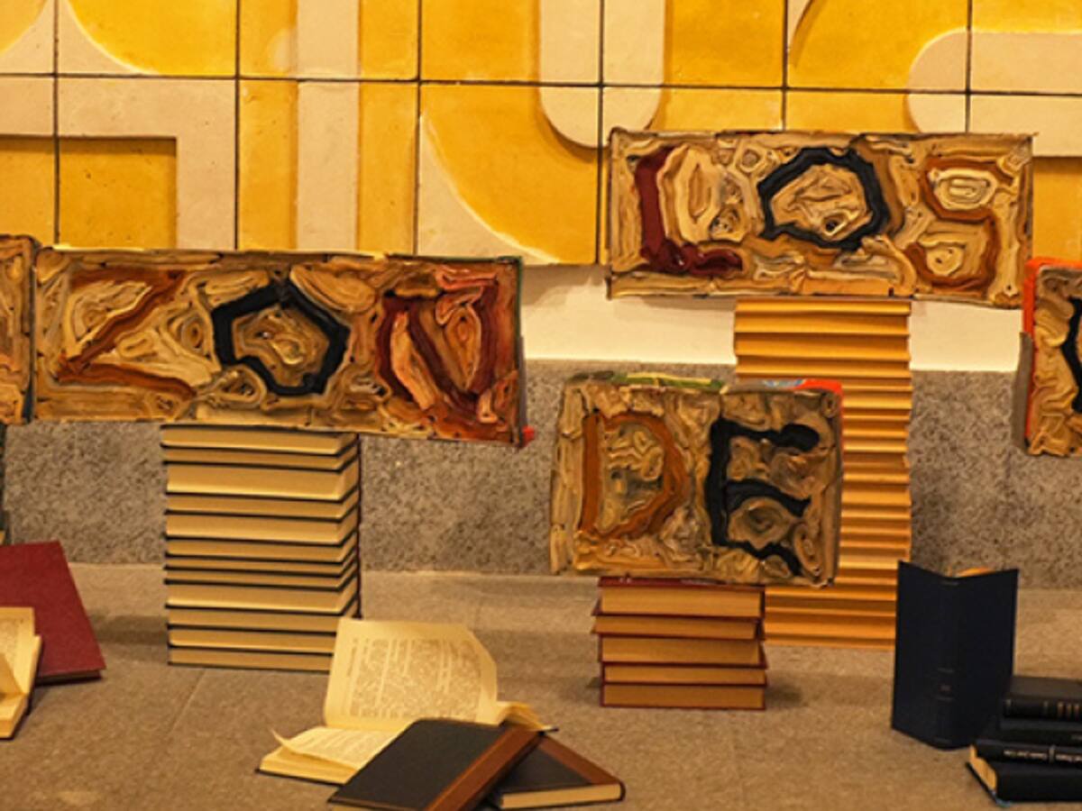 Una exposición reúne objetos olvidados en los libros