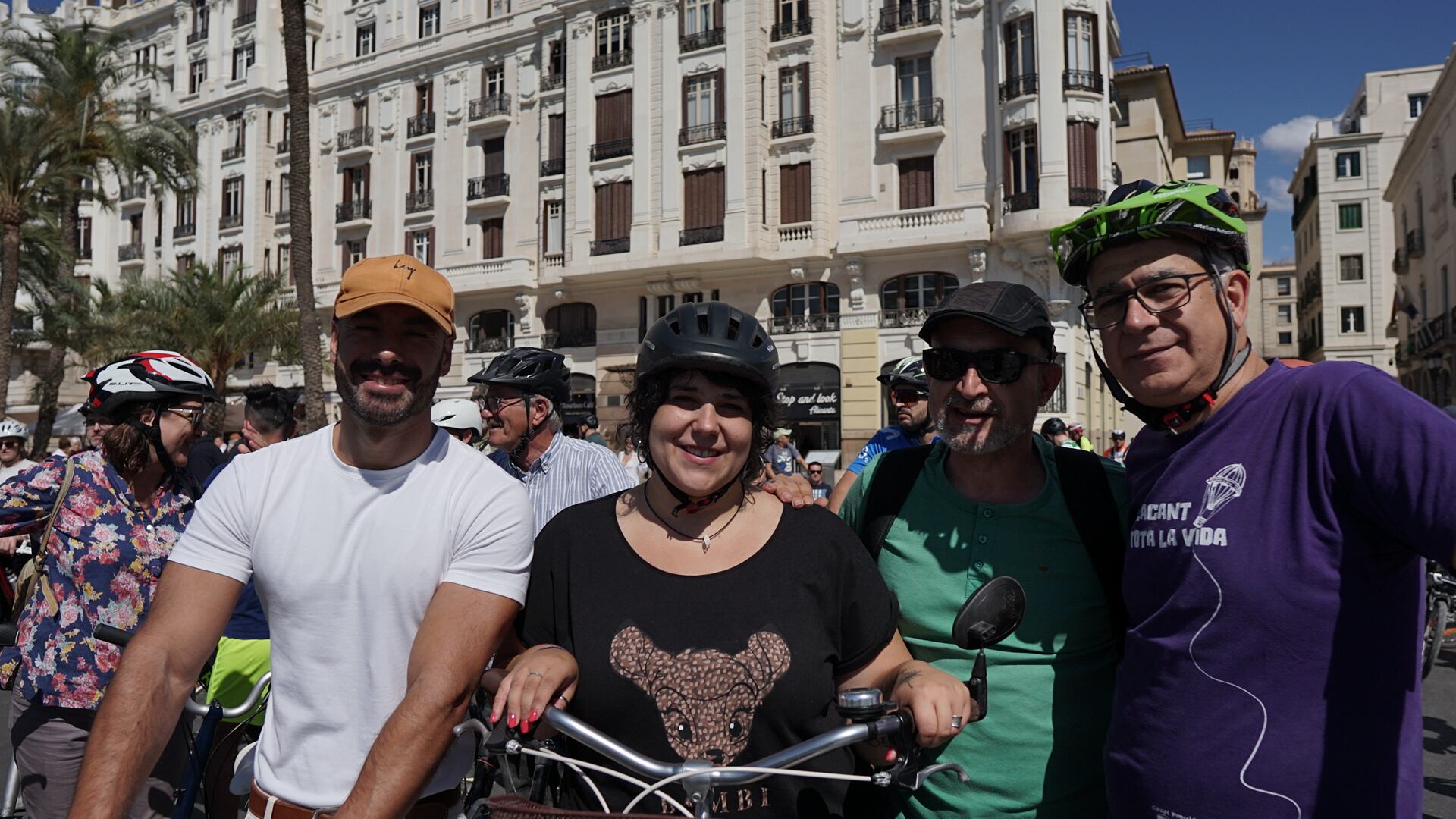 Los candidatos de Unides per Alacant han participado en la bicifestación convocada por la PCM y Alacant en Bici