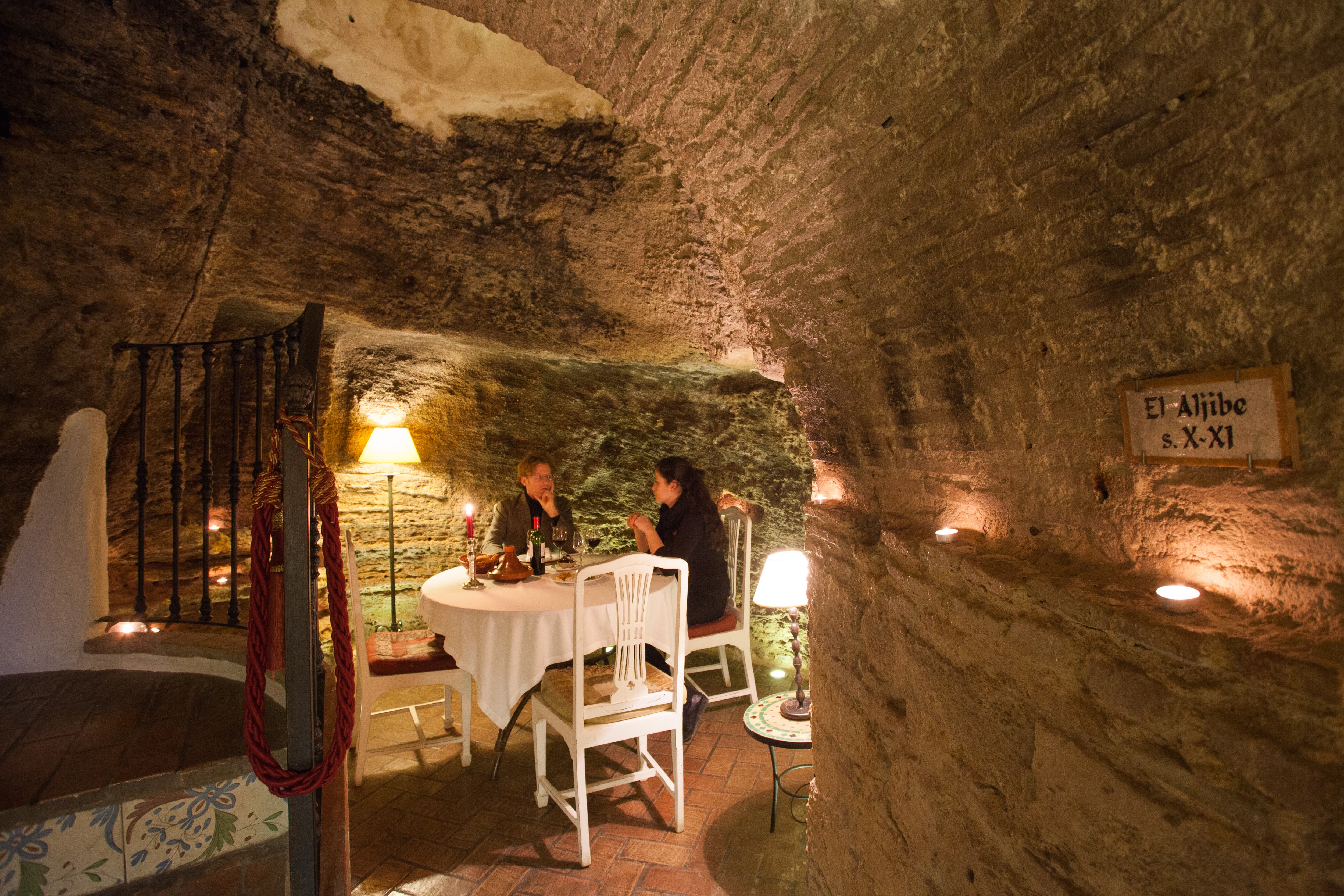 Mesa en el aljibe del viejo granero