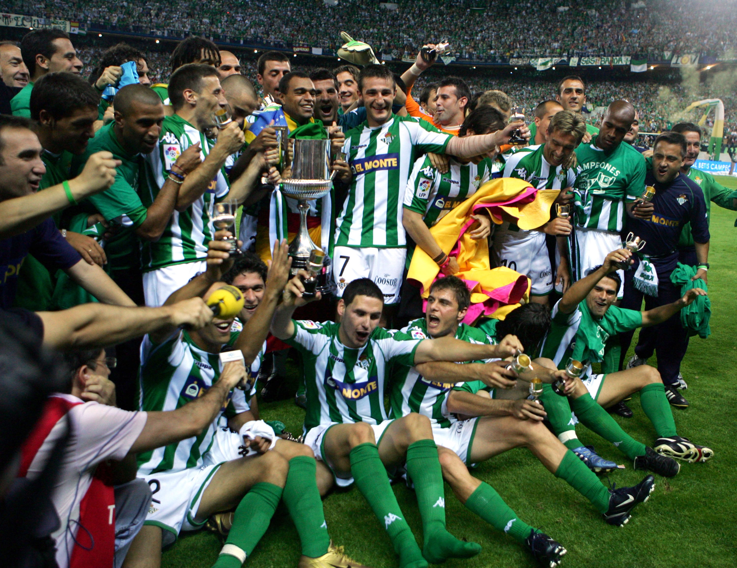 El Real Betis celebra su segunda Copa del Rey en 2005  (Photo by Denis Doyle/Getty Images)