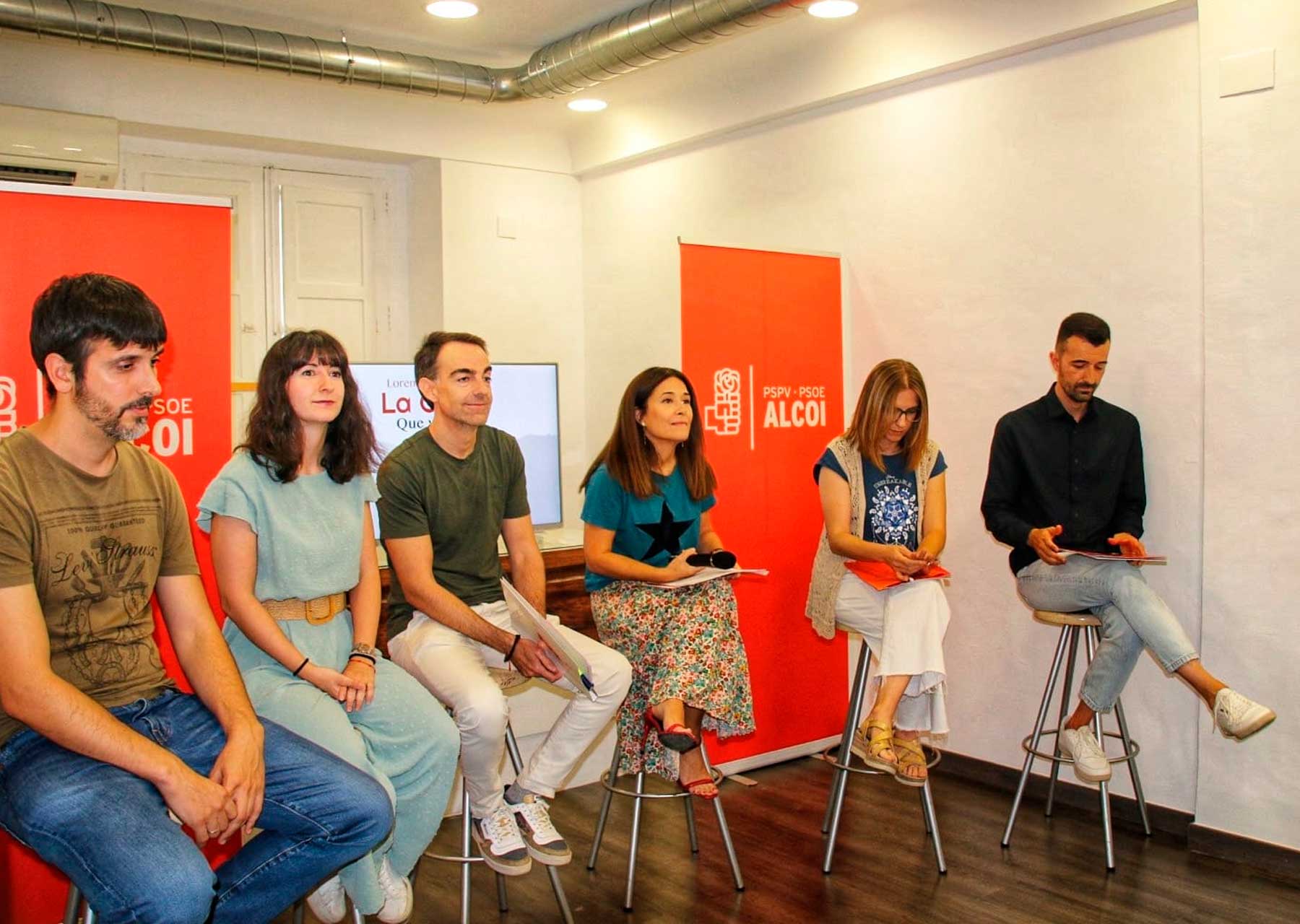 Lorena Zamorano en el centre de la imatge acompanyada pel components del seu equip en la seu del PSPV-PSOE d'Alcoi