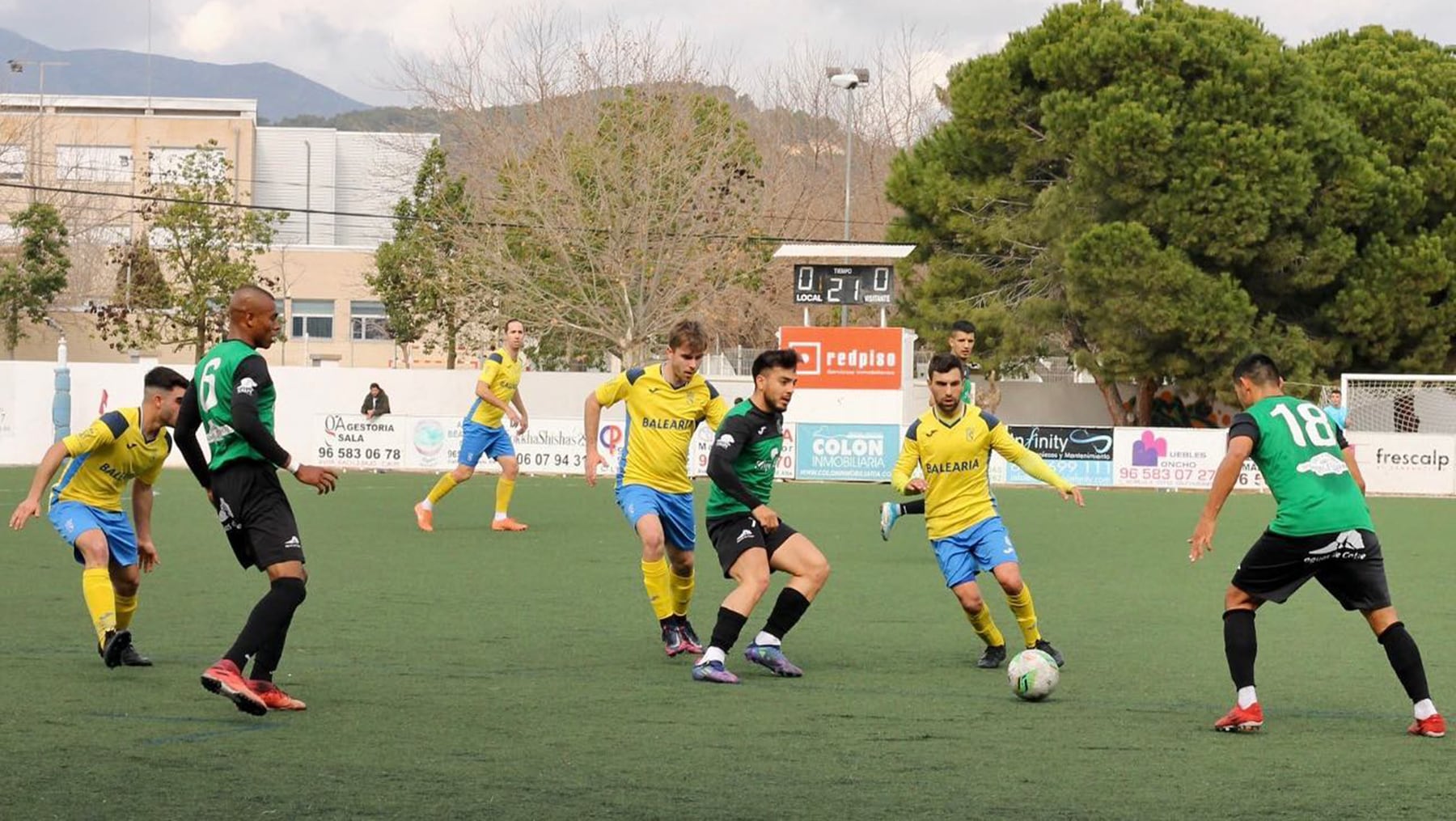 Destefano con el balón ante la UD Calpe.