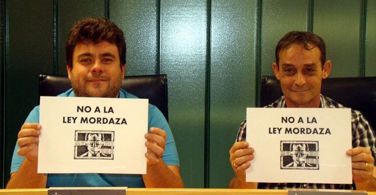 Los dos concejales de Sí Se Puede! Iván Cardador y Julián Serrano en una protesta contra la Ley Mordaza en julio de 2015