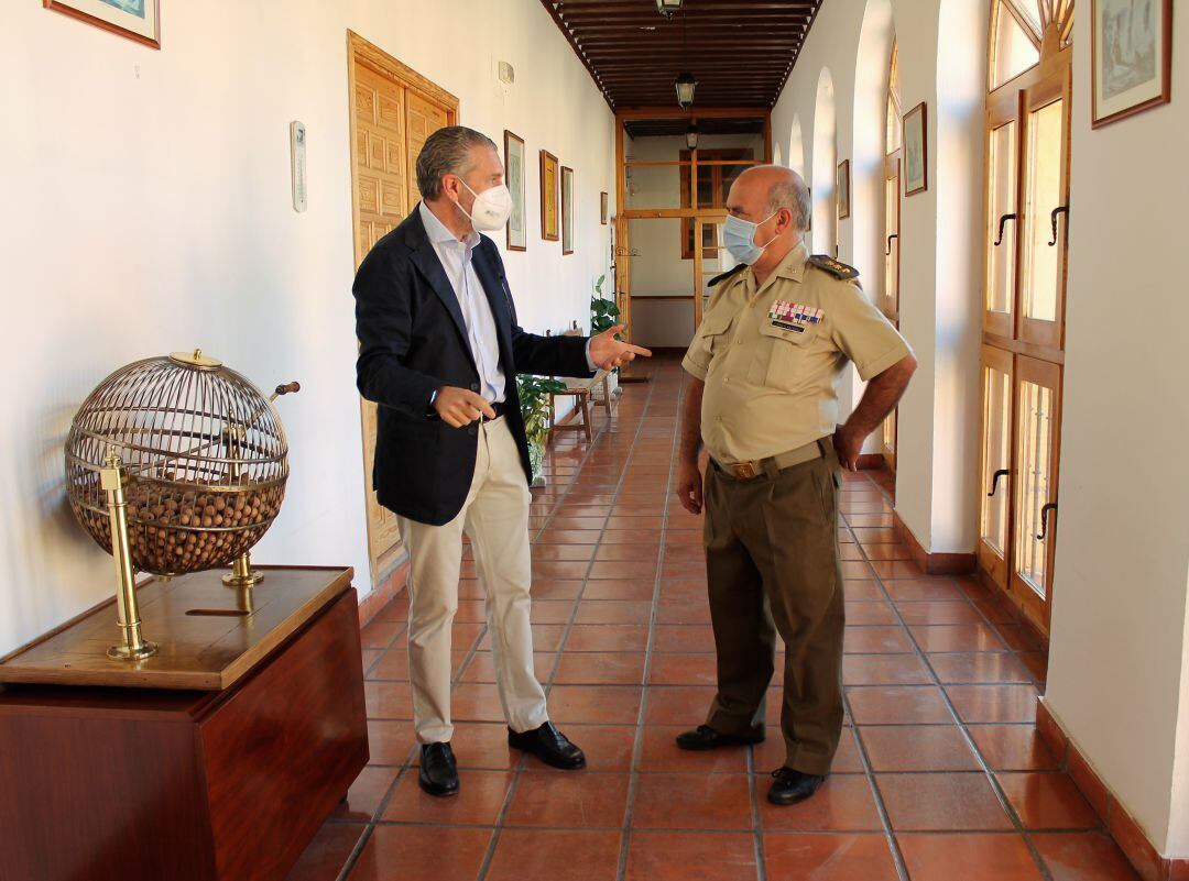 El presidente de FES, Andrés Ortega, y el Coronel Jefe de la Subdelegación de Defensa en Segovia, Camilo Vázquez