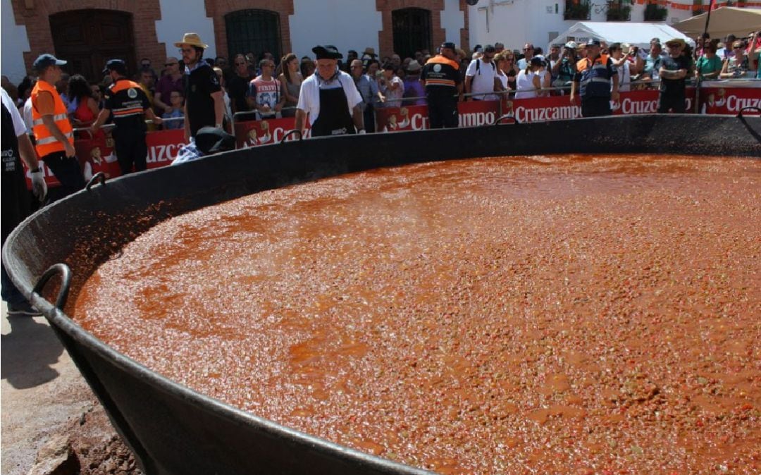 Imagen de archivo de la preparación del pisto manchego, durante la Fiesta del Pimiento de Infantes 