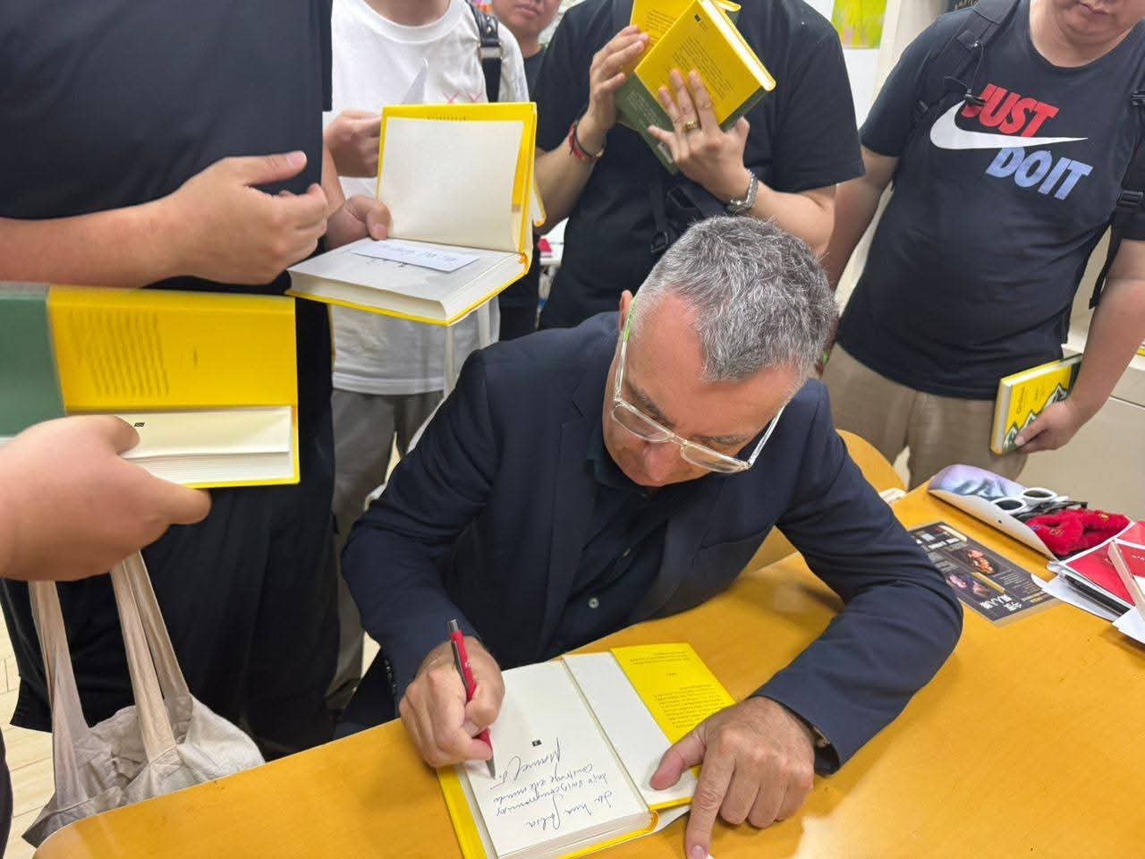 Manuel Vilas firmando ejemplares en Shanghái (China). Foto: Víctor Escribano Calderón/ EFE.