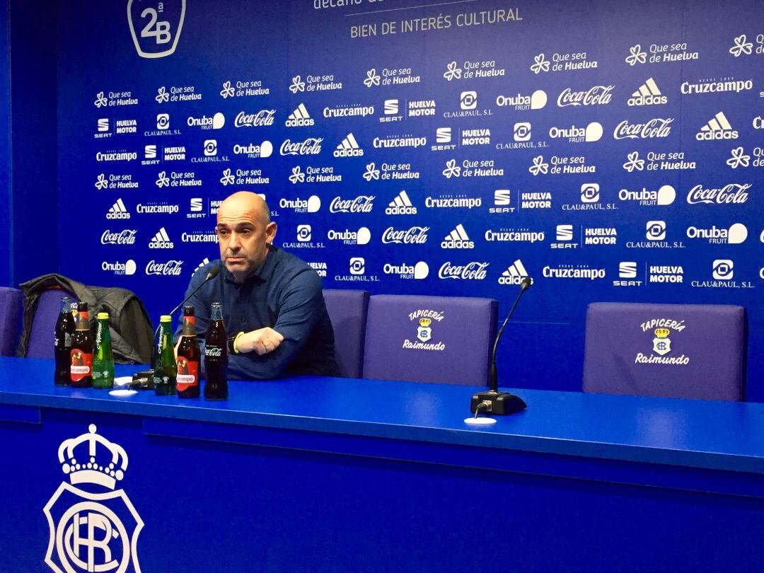 El técnico, Alberto Monteagudo, durante su despedida del Recreativo.