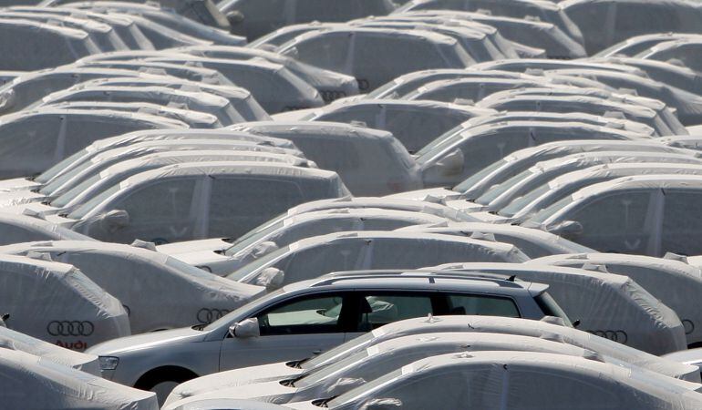 Varios coches de reciente fabricación, en una planta del Grupo Volkswagen en Emden (Alemania).