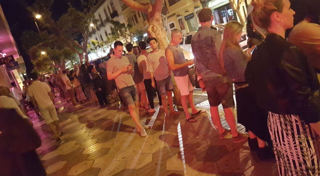 Imagen de archivo de usuarios esperando un taxi en una parada de Vila