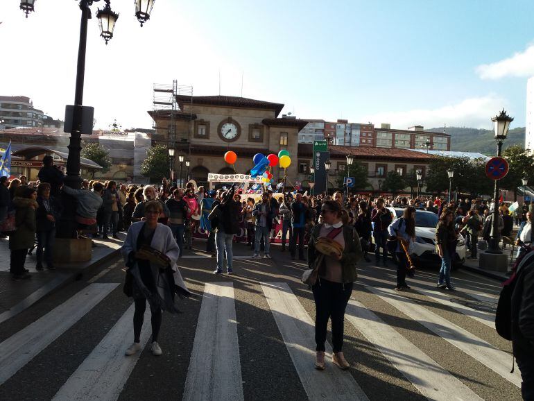 Salida desde la estación de Renfe de Oviedo de la manifestación en defensa de la oficialidad del asturiano