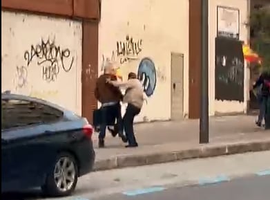 El agresor lanza una patada al político