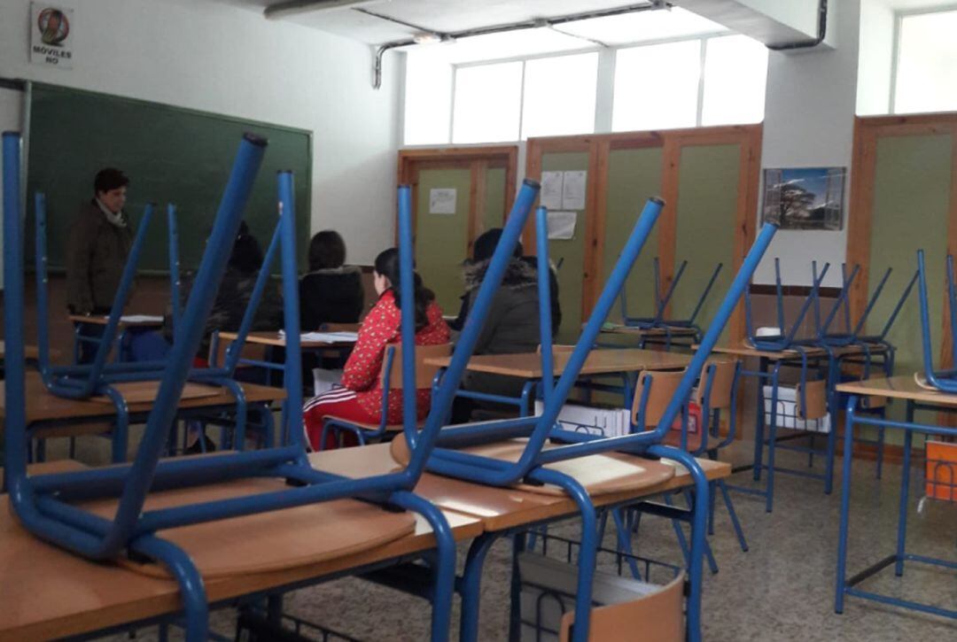 Una de las clases del instituto La Paz de Granada con pocos alumnos por el apagón que ha impedido encender la calefacción