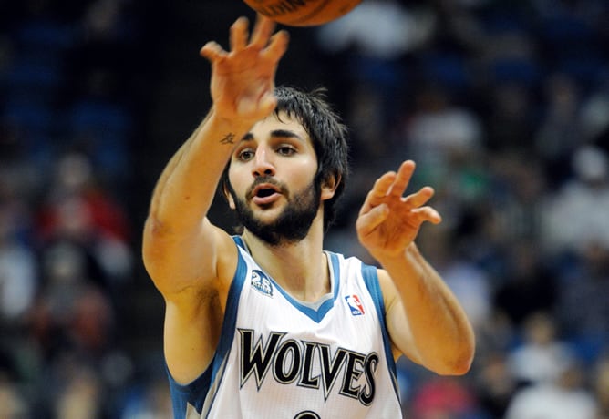 El jugador de los Timberwolves de Minnesota Ricky Rubio intenta un lanzamiento ante los Cavaliers de Cleveland