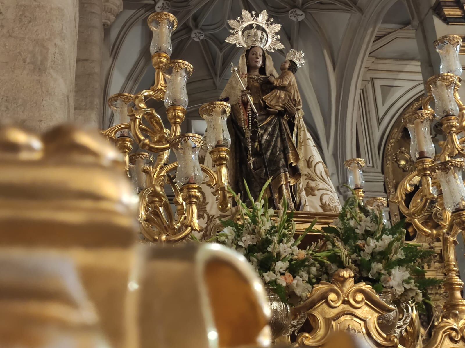 La Virgen del Alcázar de Baeza, en su paso procesional, a la espera del Rosario Magno de Jaén.