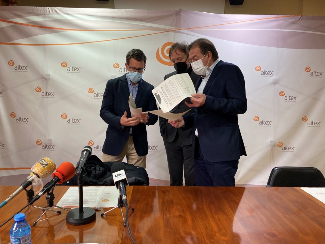 León Grau y Vicente Blanes preparan junto a Quico Sempere la rueda de prensa