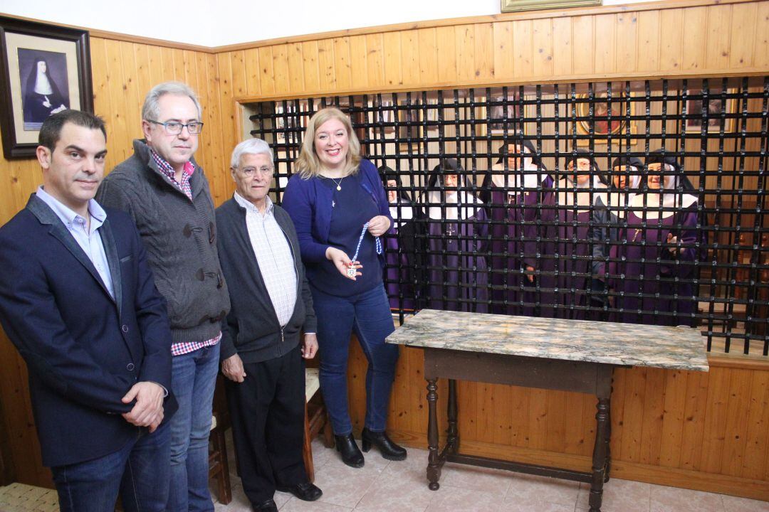 Flor Almón entrega a las Hermanas Nazarenas la Medalla de Oro de la Ciudad de Motril