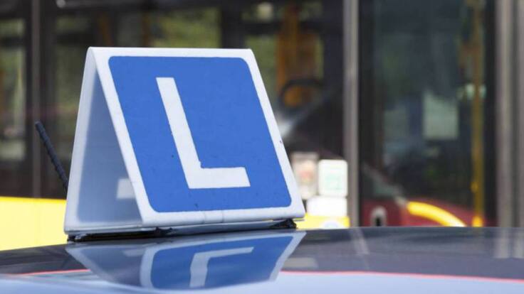 Entrevista a Pedro Dávila, presidente de las autoescuelas de Álava, sobre los retrasos en los exámenes