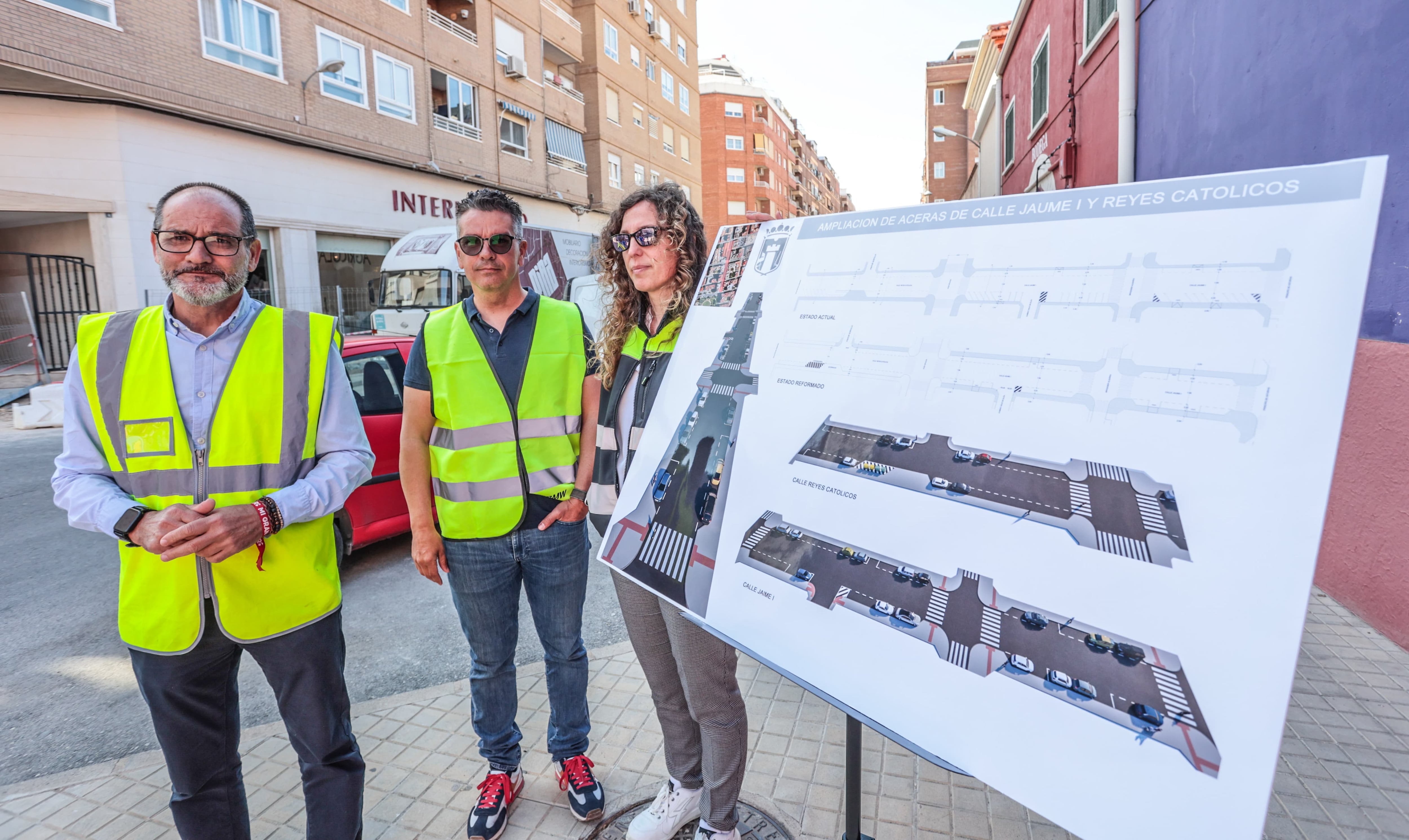 El concejal de Servicios Generales de Petrer, Fernando Díaz (izquierda) ha indicado que se escuchará a los vecinos del barrio