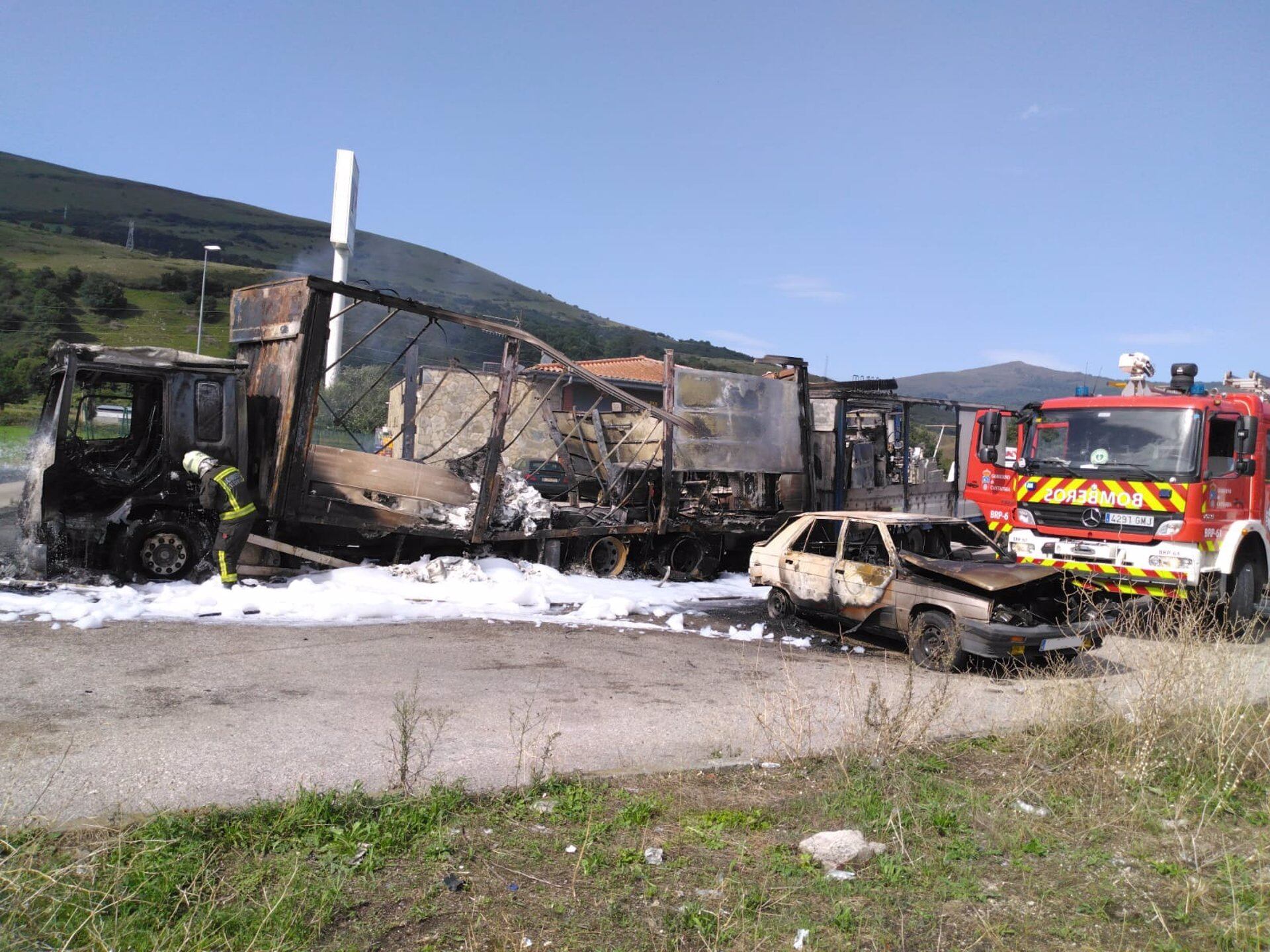 El camión incendiado en una estación de servicio de Arenas de Iguña