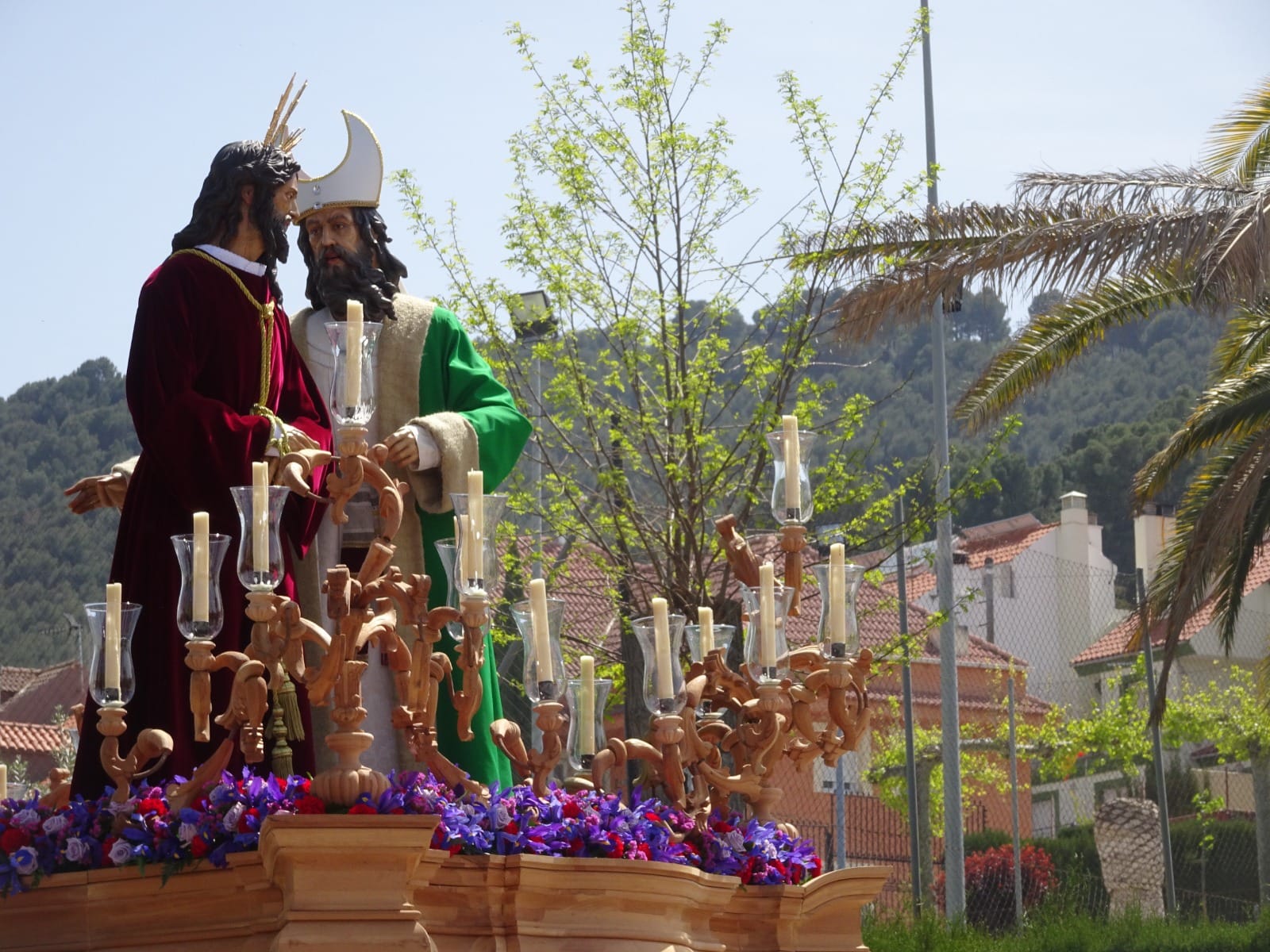 El paso de misterio de Caridad y Salud de Jaén, procesionando en un soleado Lunes Santo