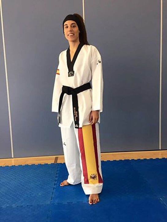 Eva Calvo posa con el que traje que lucirán los taekwondistas españoles en Río