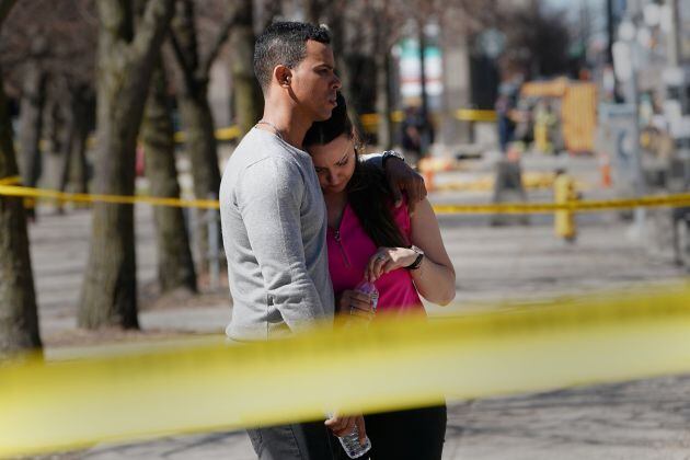 Una pareja junto al lugar de los hechos