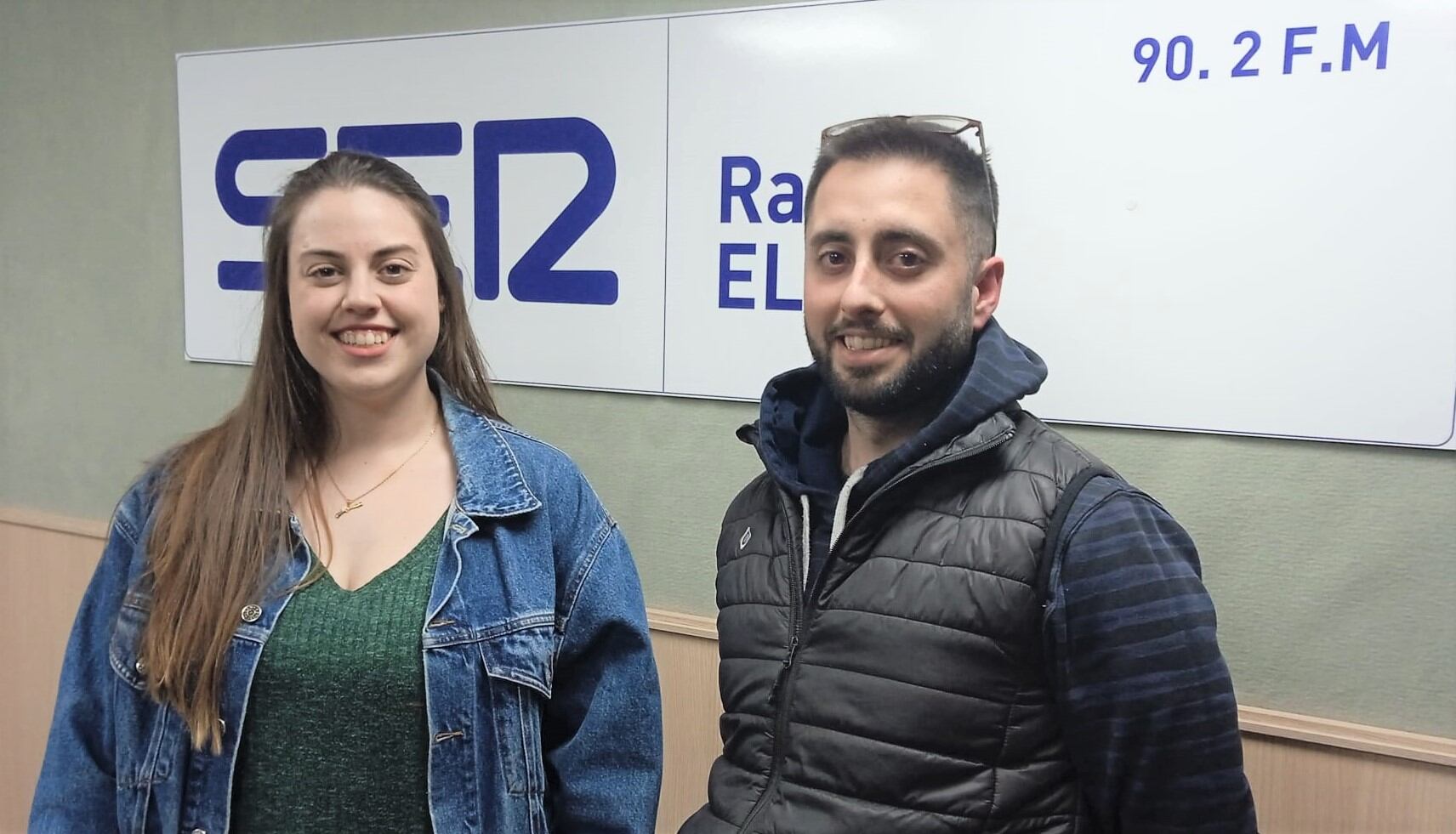 Los hermanos Rocío y Rafa, en el estudio de Radio Elda SER