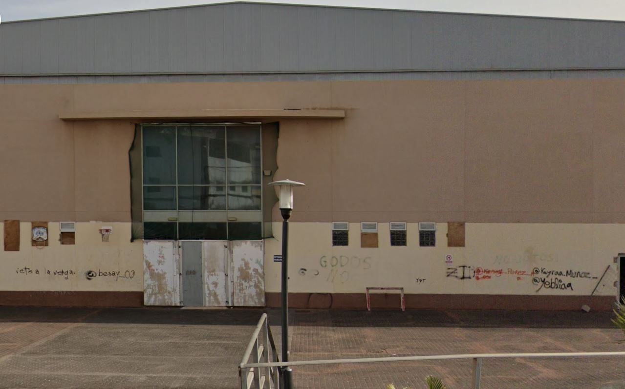 Lateral del Palacio Municipal de los Deportes de Arrecife, capital de Lanzarote, cerrado hace años.