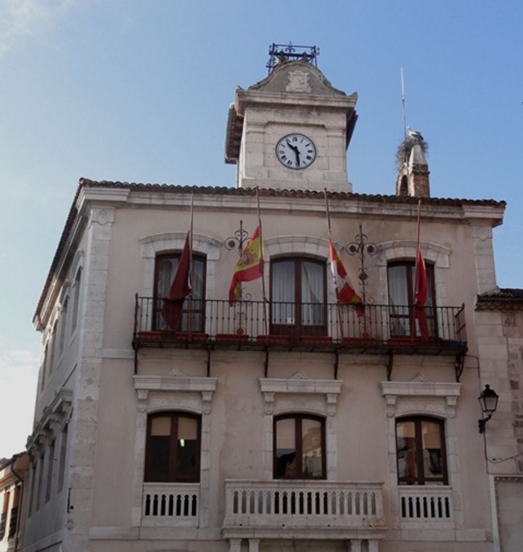 Banderas a media asta en señal de luto en el Ayuntamiento de Cuéllar